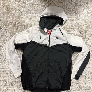 Nike Men's Black and White Windbreaker